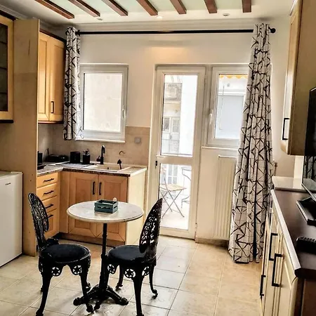 Comfy & Lightful Close To Center Apartment