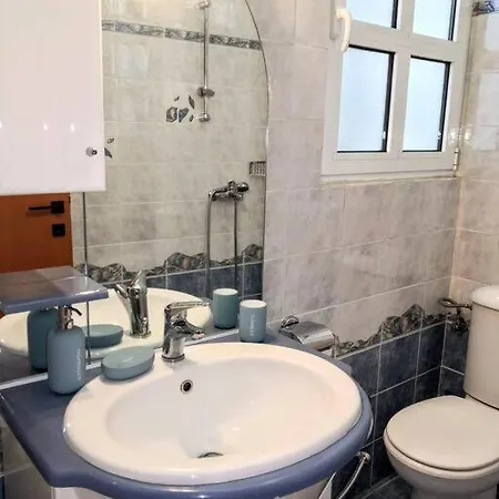 Comfy & Lightful Close To Center Apartment *