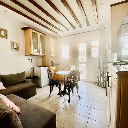 Comfy & Lightful Close To Center Apartment *