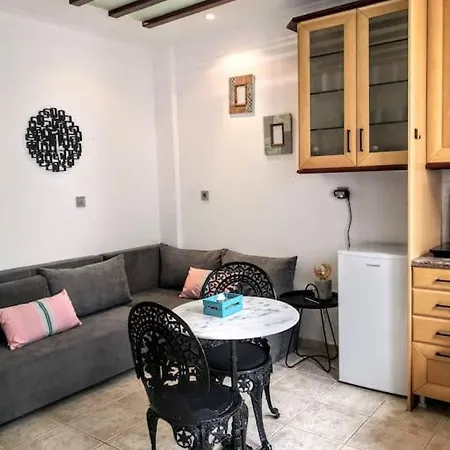 Comfy & Lightful Close To Center Apartment Athens
