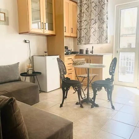 Comfy & Lightful Close To Center Apartment *